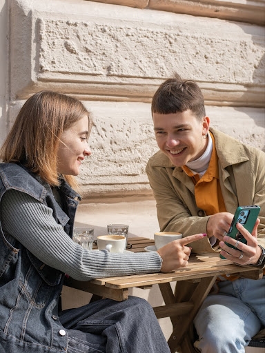 Paysafecard Unlimited: Upgrade & Einrichtung cover image showing a smiling couple looking at their cell phone
