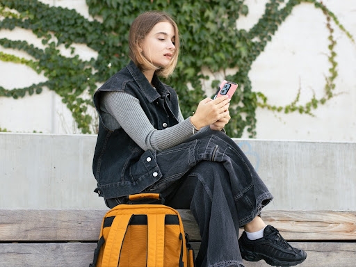 Frau schaut auf ihr Handy.